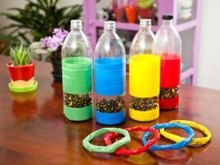 brinquedos reciclados garrafas pet jogo de argolas das cores