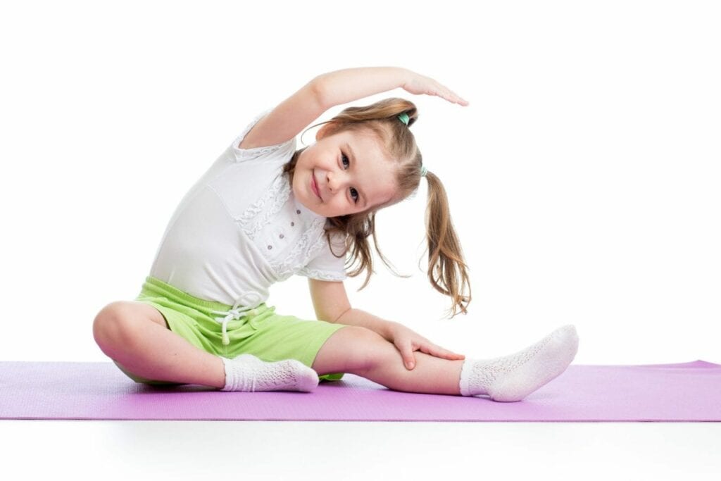 Menina em postura de yoga