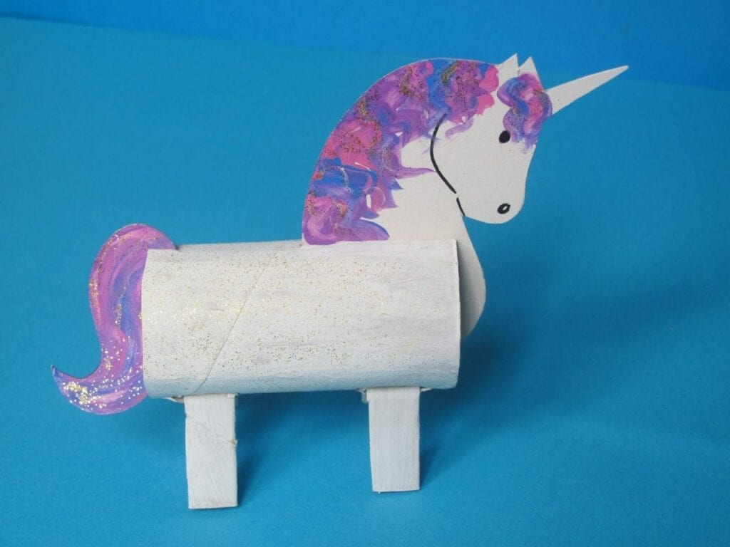unicornio com papel higienico 18