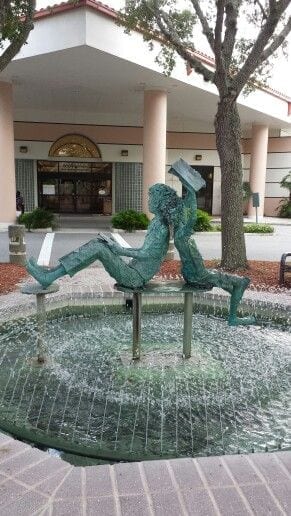 chafariz meninos lendo Library fountain- Port Orange, Florida