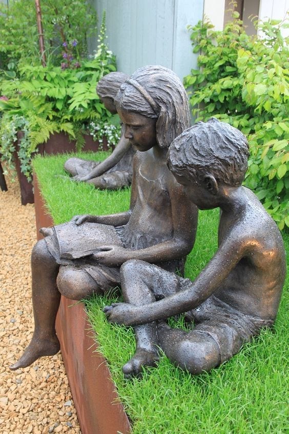 criancas lendo no jardim London