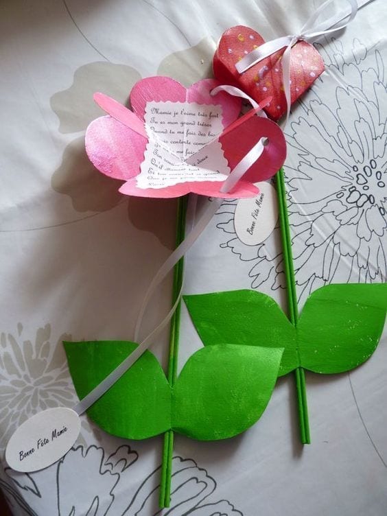 mensagem dia das maes em uma flor