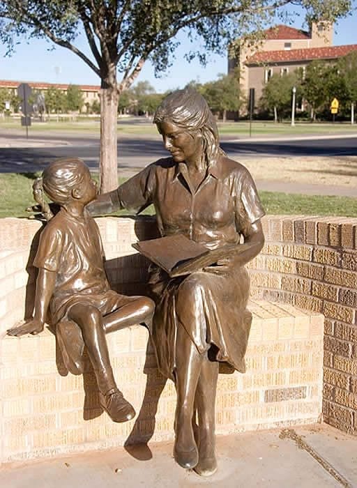 mulher e filho lendo Glenna Goodacre