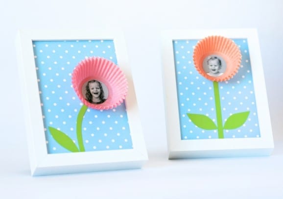 porta retrato com foto da crianca em flor para dia das maes