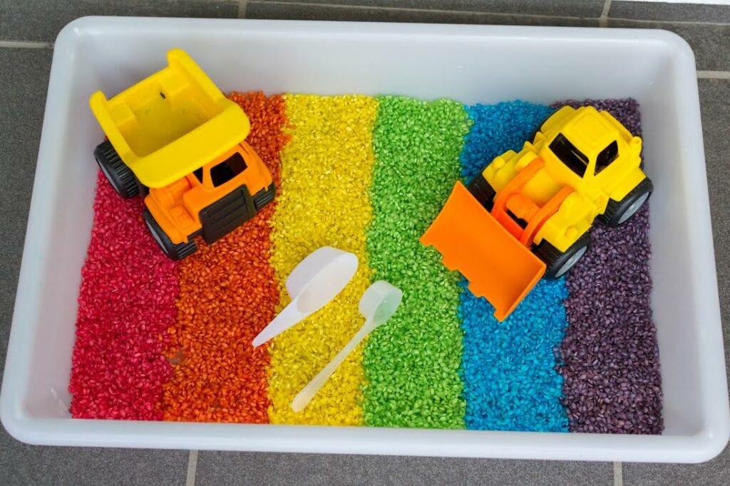 caixa sensorial arroz arco iris criancas 02