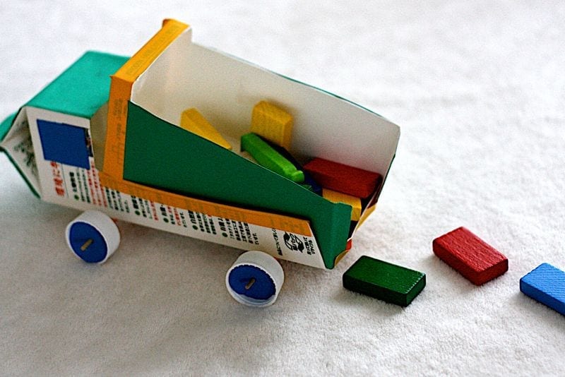 brinquedos reciclados com caixa de leite caminhao