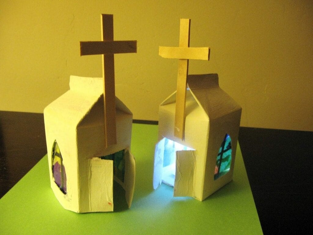 brinquedos reciclados com caixa de leite igreja