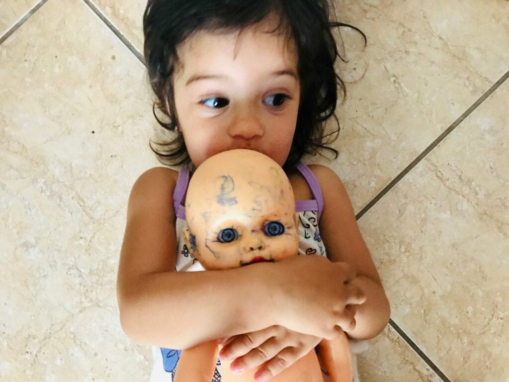 minha filha pinta as bonecas 02