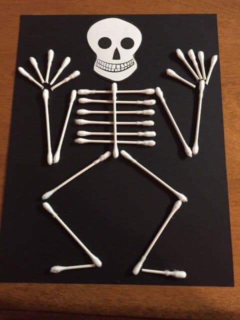 Esqueleto do Halloween com cotonetes
