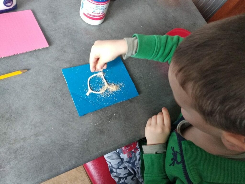 Como fazer letras de lixa Montessori 04