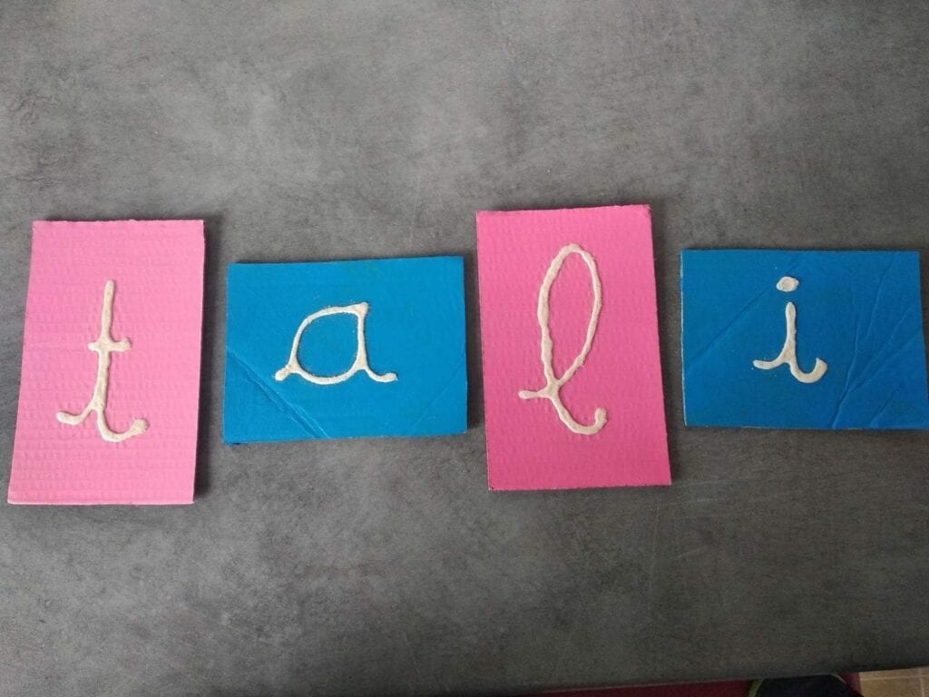 Como fazer letras de lixa Montessori 06