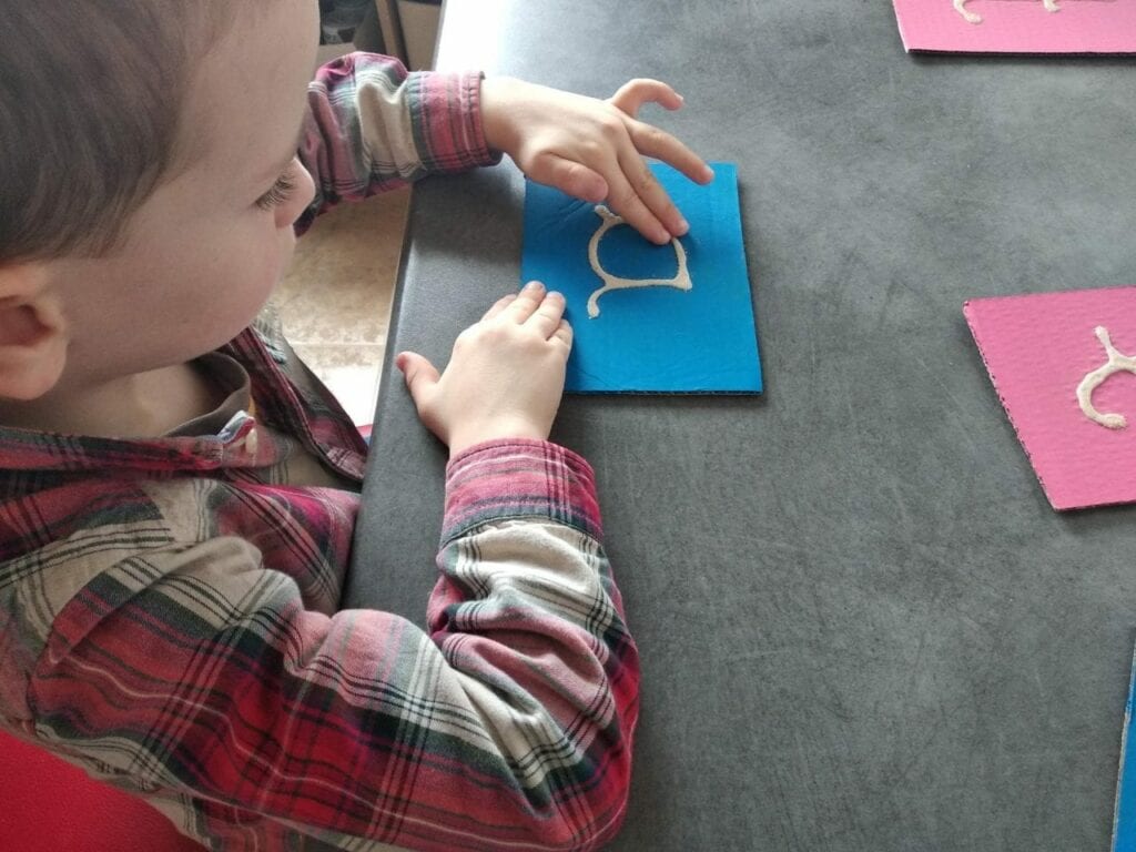 Como fazer letras de lixa Montessori 07