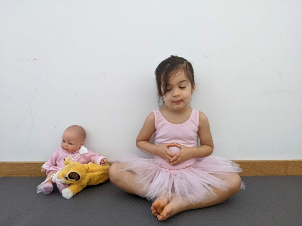 posturas de yoga para criancas loto