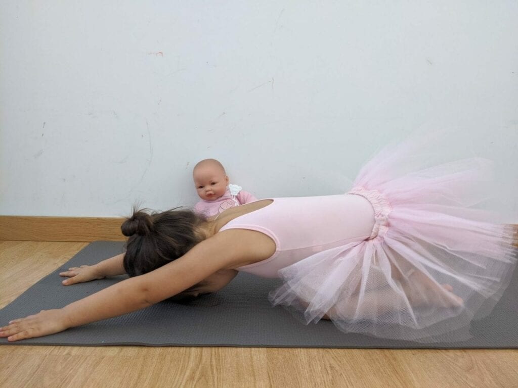 posturas de yoga para criancas relaxado