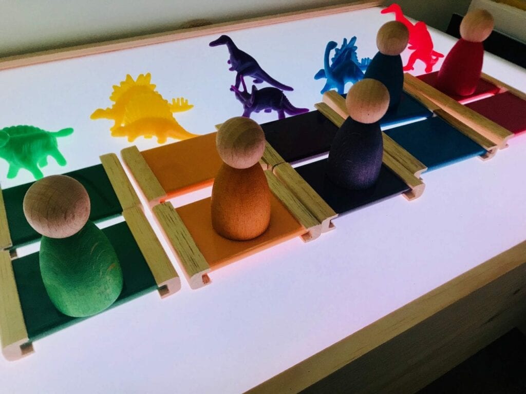 caixa de cores montessori na mesa de luz 01