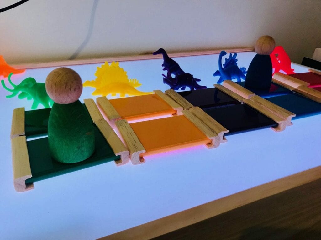 caixa de cores montessori na mesa de luz 03