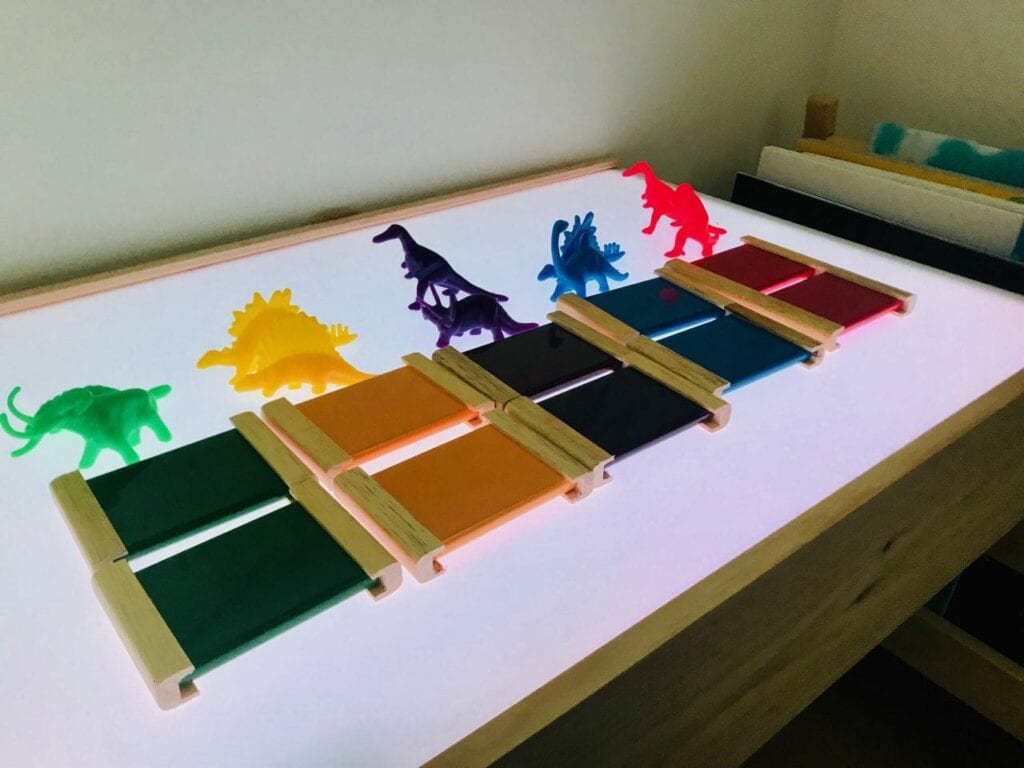 caixa de cores montessori na mesa de luz 04