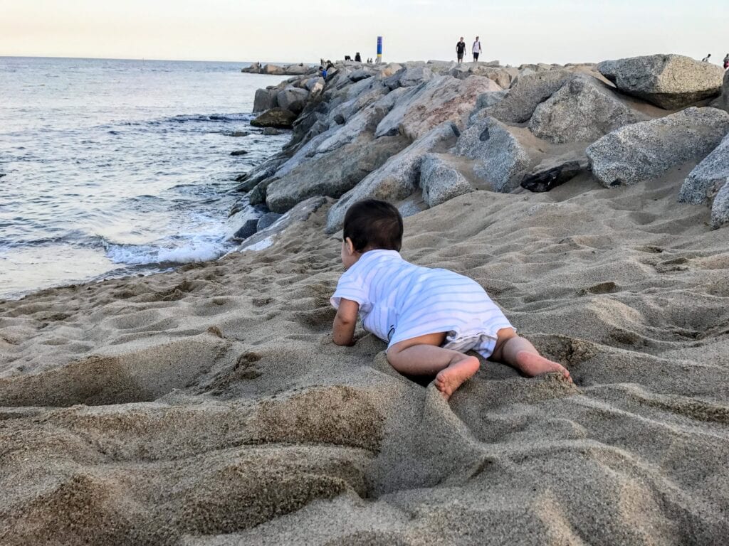 bebe pode brincar na areia