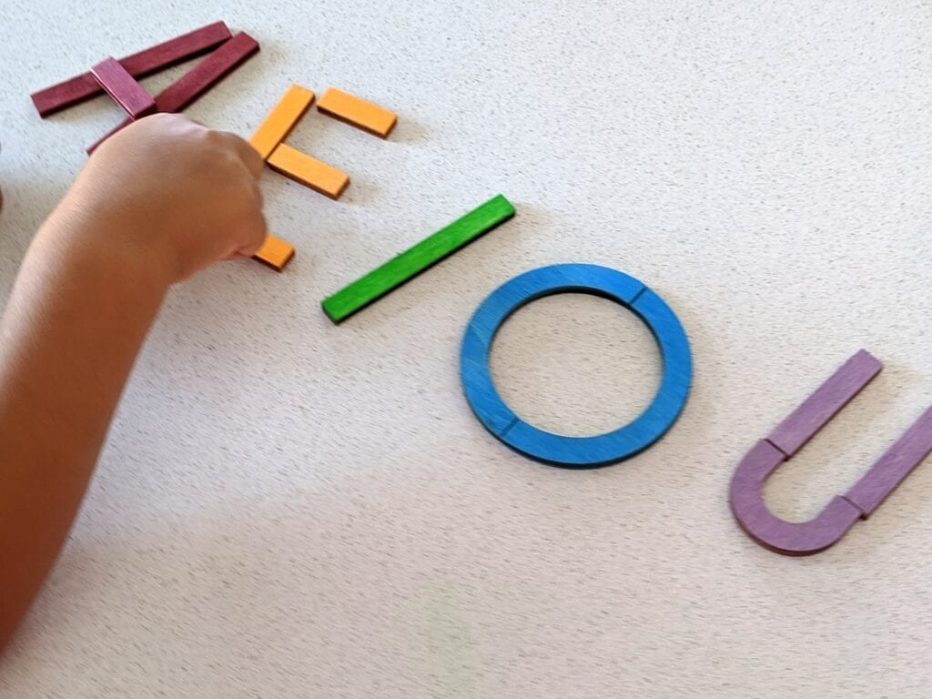 brinquedo com vogais