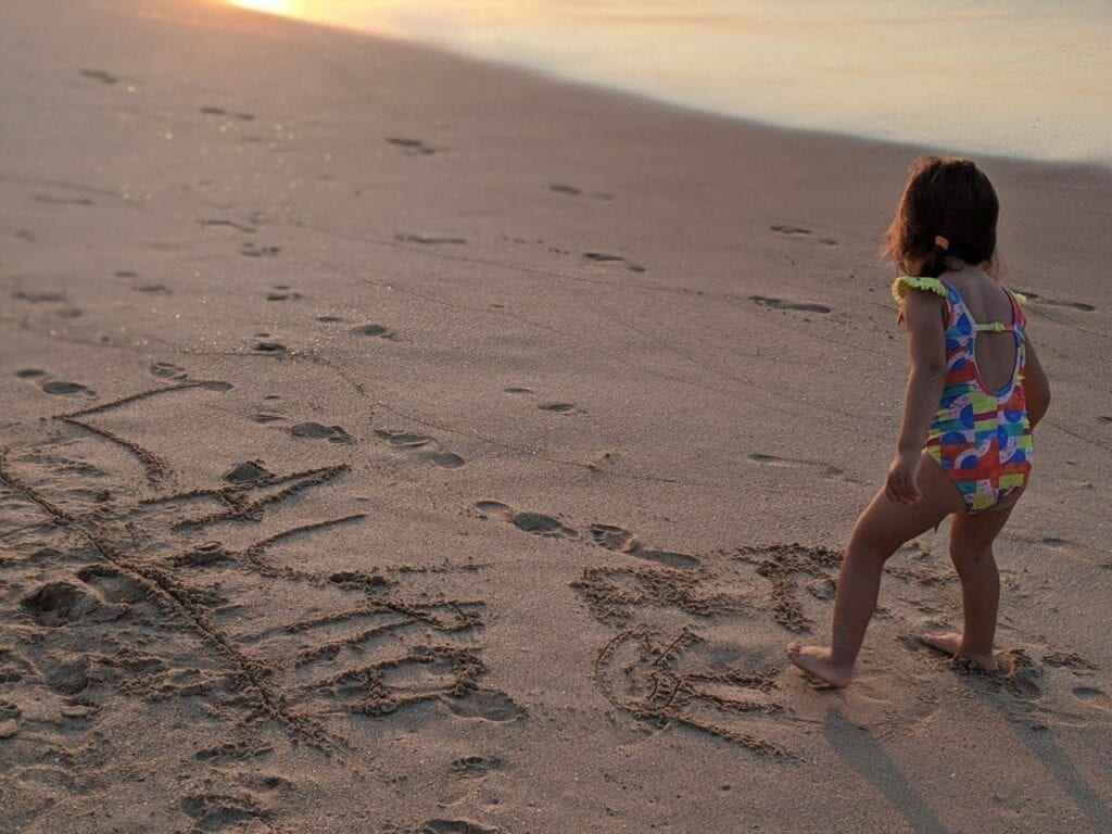 escrever nome na areia da praia 02