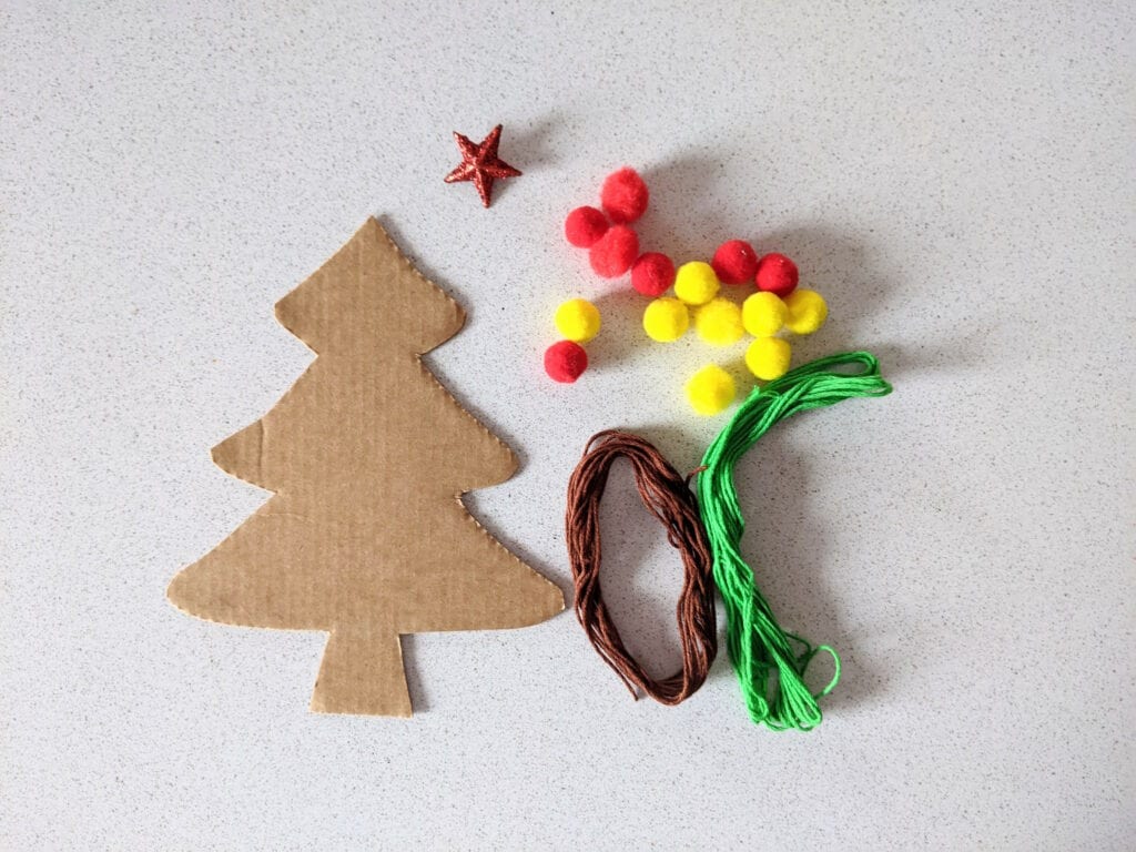 Árvore de Natal com material reciclado fácil de fazer