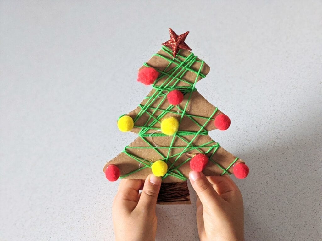 Árvore de Natal com material reciclado fácil de fazer