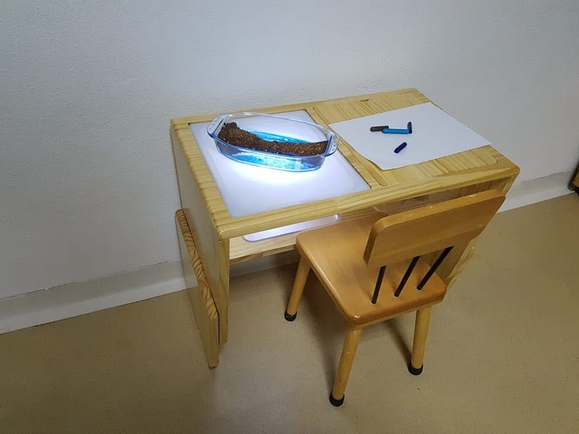 mesa sensorial montessori com luz 04